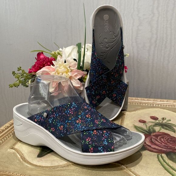 Bzees Desire Wedge Sandals Navy Ditsy Floral Near New Blue Sz 9.5 - Picture 1 of 15